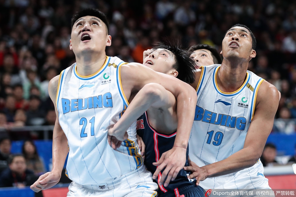 海星TV- 亚冠赛程吃紧，那不勒斯集结日手感冰凉，赛场秩序良好，临场指挥获称赞